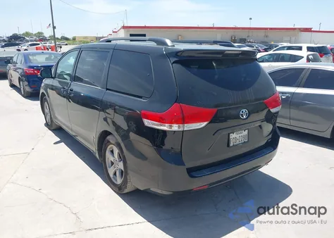 2013 Toyota Sienna Le V6 8 Passenger z USA, uszkodzony, nr VIN 5TDKK3DC4DS356804